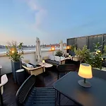 Western Crystal, Hotel,bar & Νανσύ