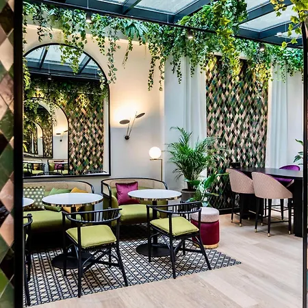 Western Crystal, Hotel,bar & 4* ナンシー