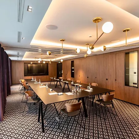 ホテル Western Crystal, Hotel,bar & ナンシー