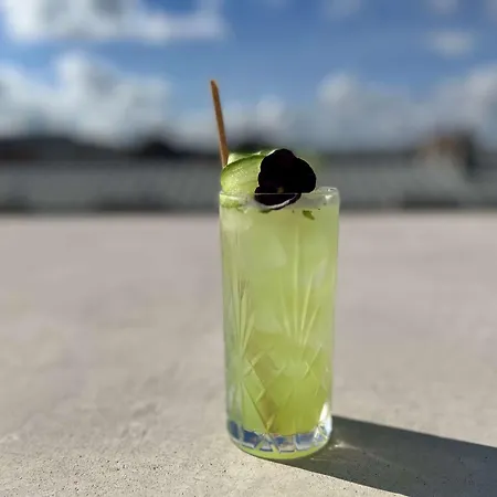 Western Crystal, Hotel,bar & Hotell