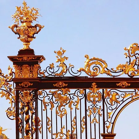 Western Crystal, Hotel,bar & 4* ナンシー