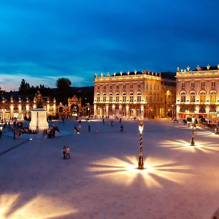 ホテル Western Crystal, Hotel,bar & ナンシー