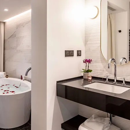Western Crystal, Hotel,bar & 4* Νανσύ
