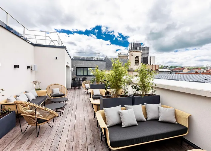 Western Crystal, Hotel,bar & نانسي