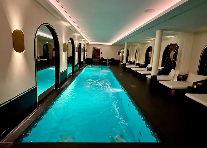 Western Crystal, Hotel,bar & فندق