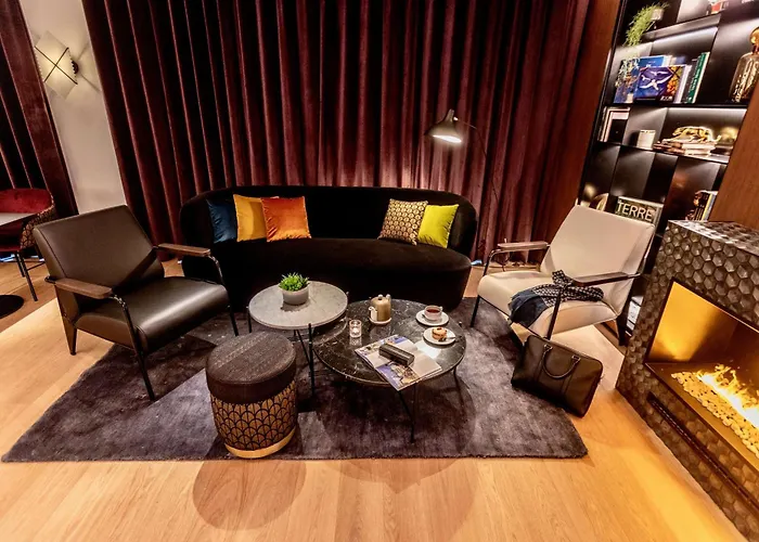 Western Crystal, Hotel,bar & نانسي