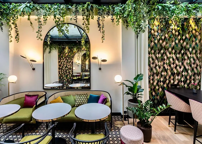 Western Crystal, Hotel,bar & نانسي