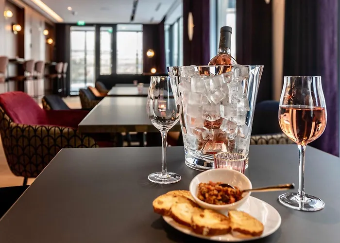 Western Crystal, Hotel,bar & 4* نانسي