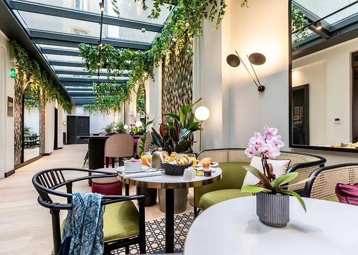 Western Crystal, Hotel,bar & فندق نانسي