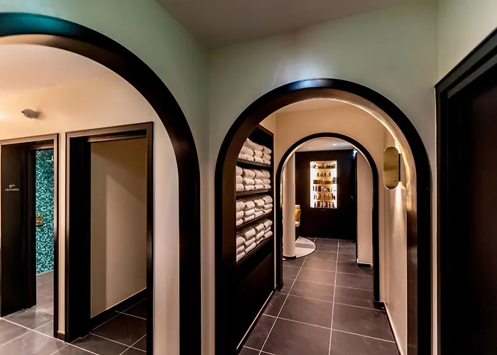 Western Crystal, Hotel,bar & 4* نانسي