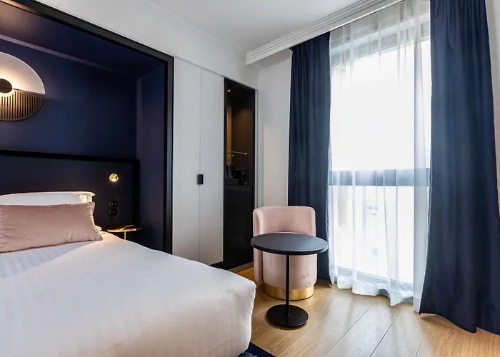 Western Crystal, Hotel,bar & فندق