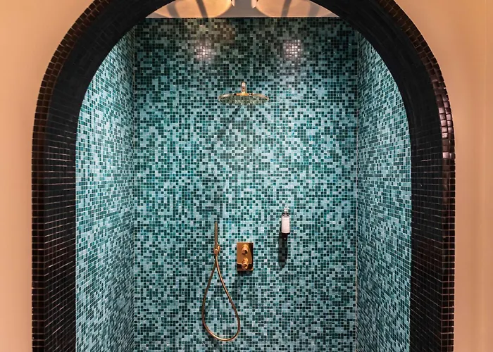 Western Crystal, Hotel,bar &