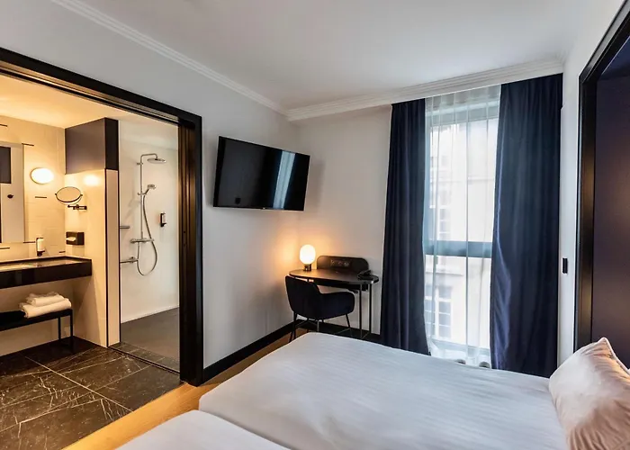 Western Crystal, Hotel,bar & فندق نانسي