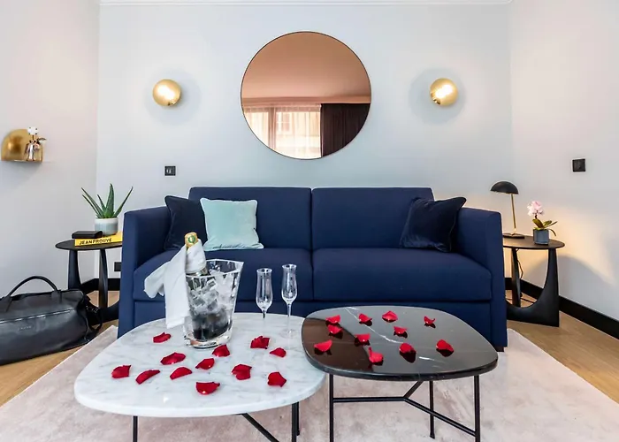 Western Crystal, Hotel,bar & نانسي