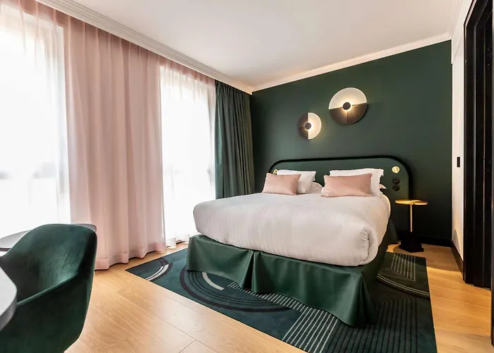 Western Crystal, Hotel,bar & نانسي