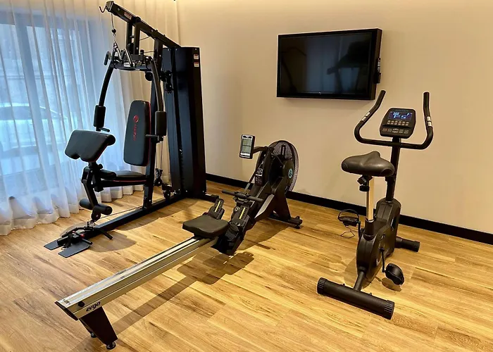 Western Crystal, Hotel,bar & 4* نانسي