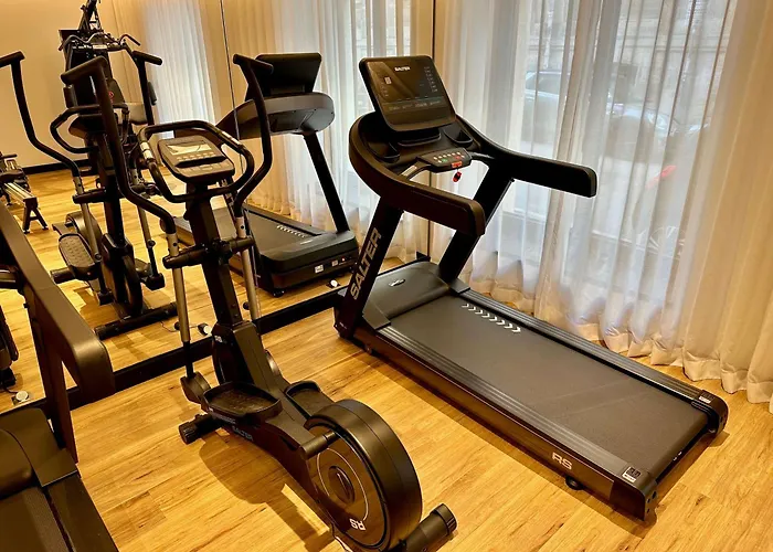 Western Crystal, Hotel,bar & فندق