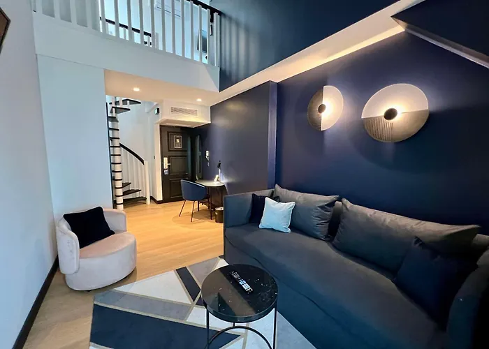 Western Crystal, Hotel,bar & 4* نانسي