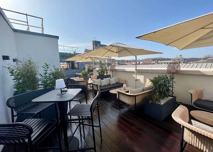 Western Crystal, Hotel,bar & فندق